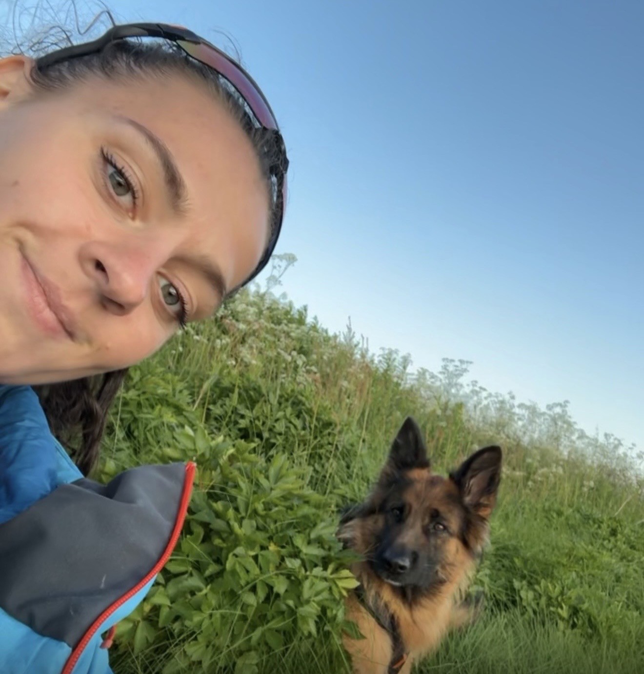 Meg og Blue i gresset etter morgenrutinen